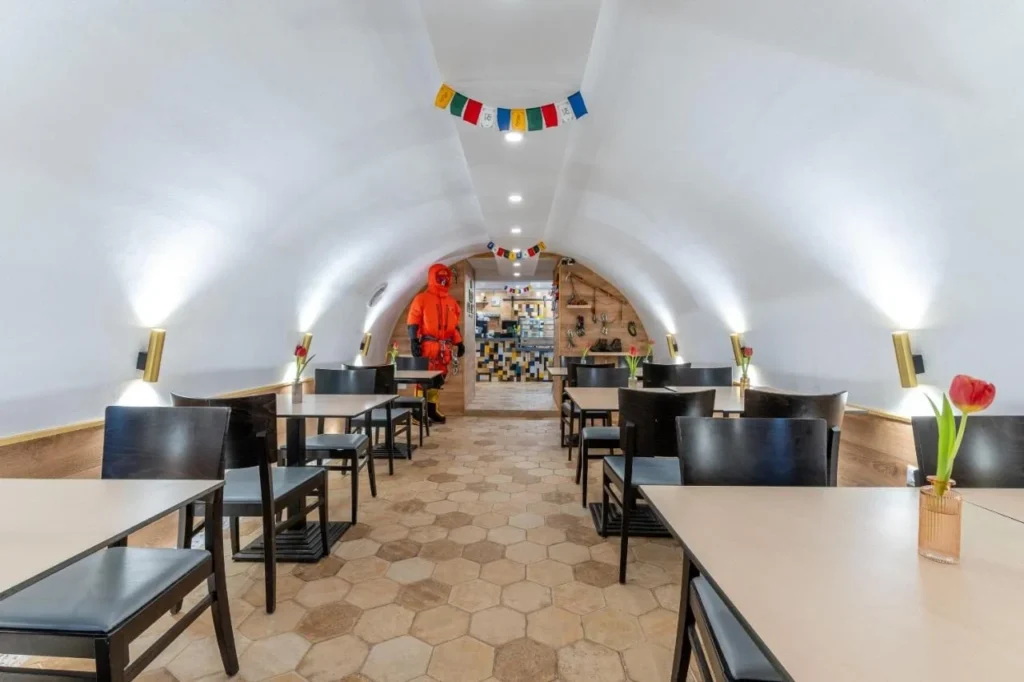 BaseCamp Café & Bistro — sala boltită a bistroului