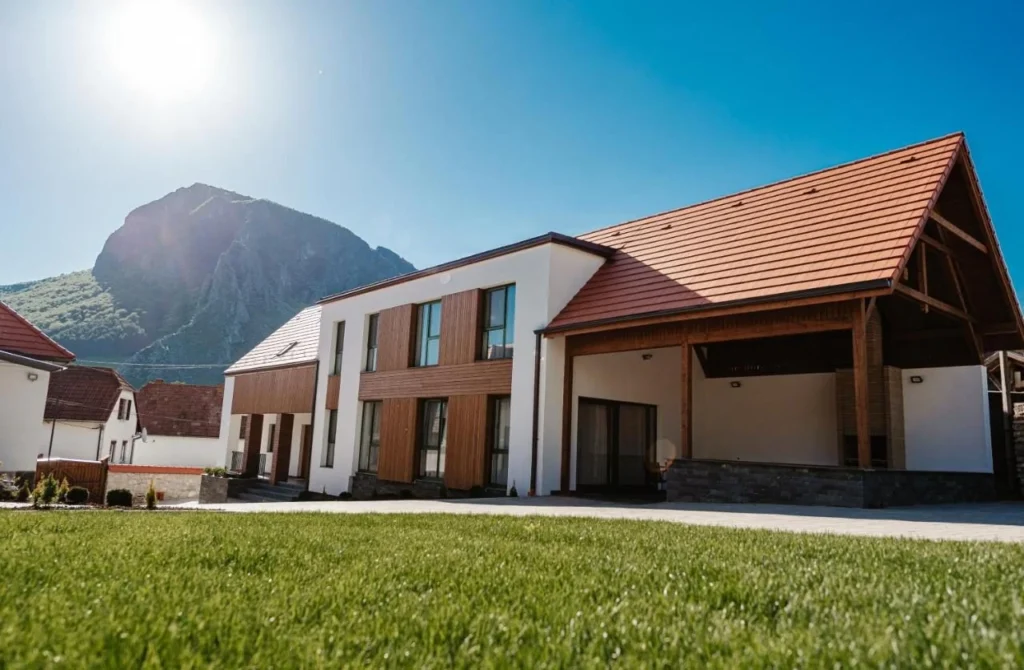 Casa Botár Vendégház — exterior, cu Piatra Secuiului