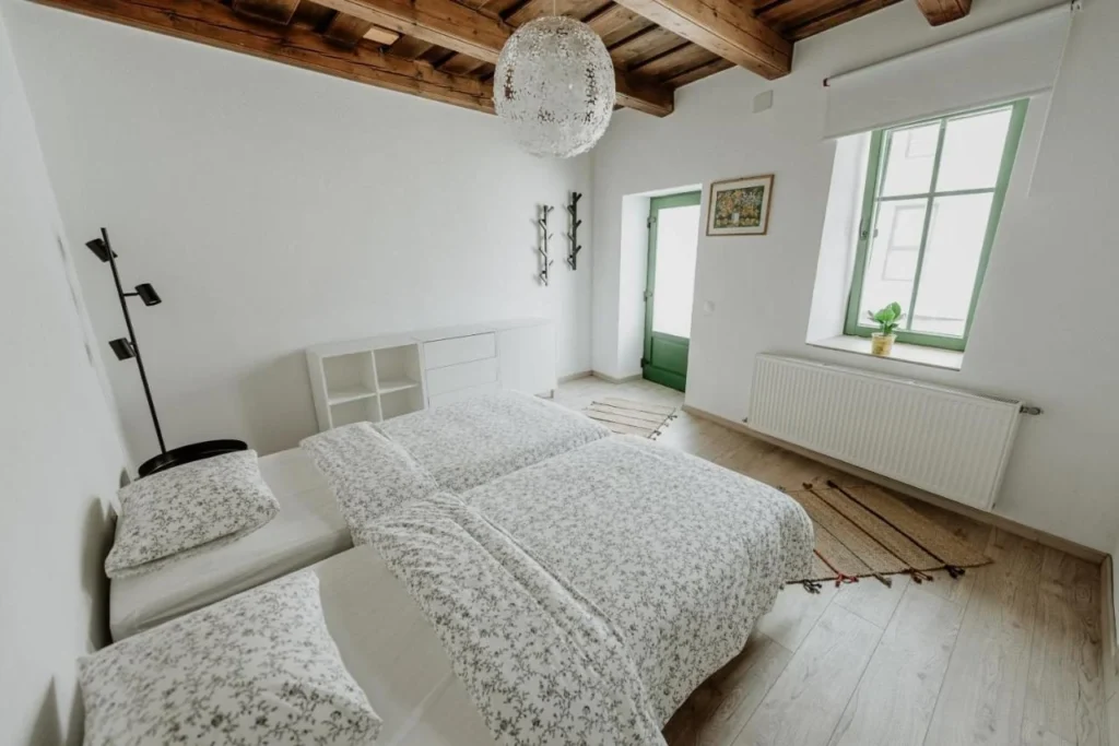 Casa Botár Vendégház — cameră cu grinzi de lemn