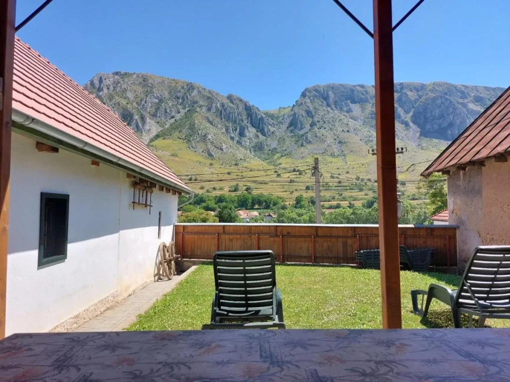 Casa Felix — terasa, cu vedere spre munte