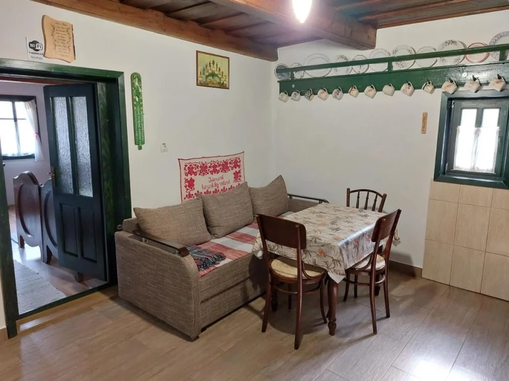 Casa Felix — living și zona de masă