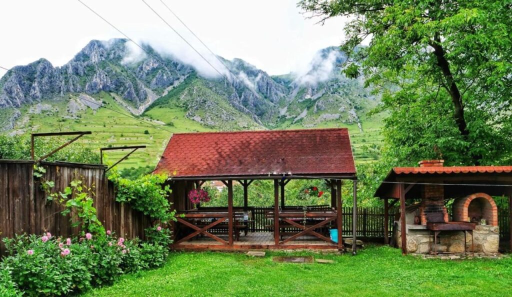 Panoráma Panzió — foișorul din grădină, sub munte