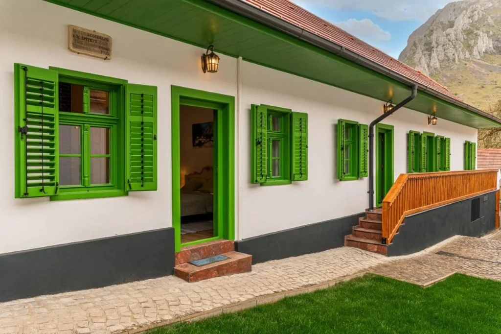 Pensiunea Casa Weiss — curtea, cu Piatra Secuiului în fundal