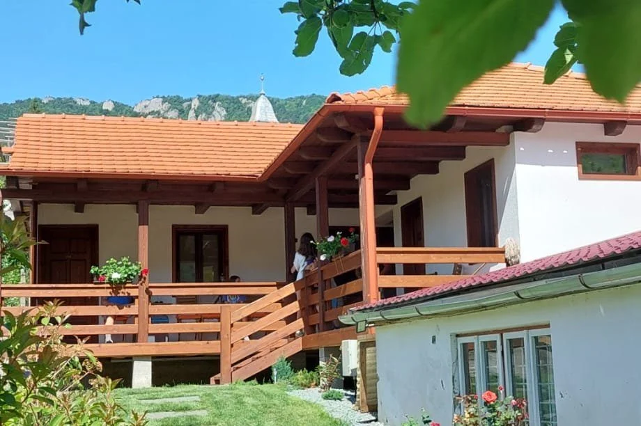 Pensiunea Csobogó — casa și terasa
