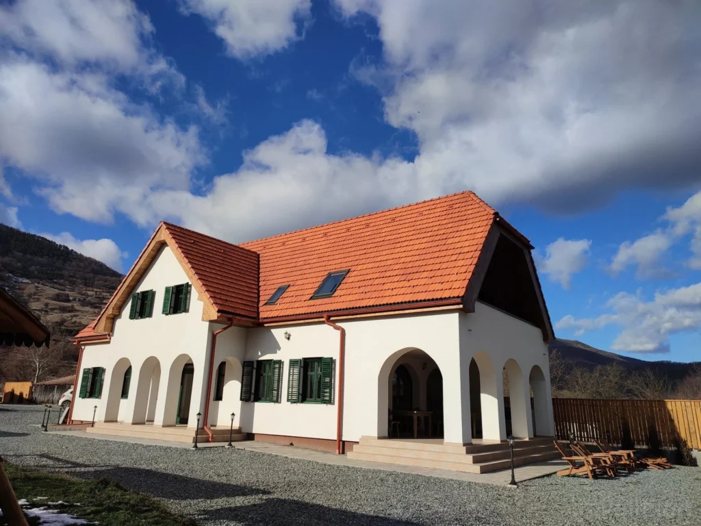 Pensiunea Naplak — casa, cu Piatra Secuiului