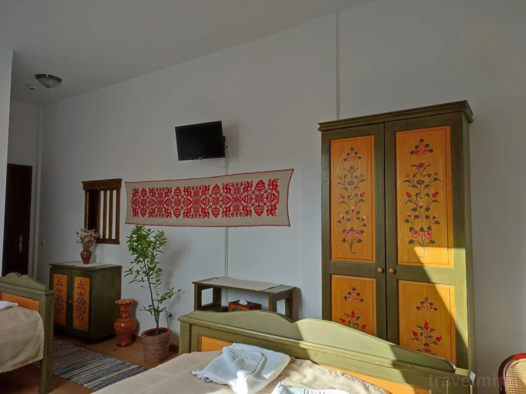 Pensiunea Naplak — cameră cu mobilier pictat