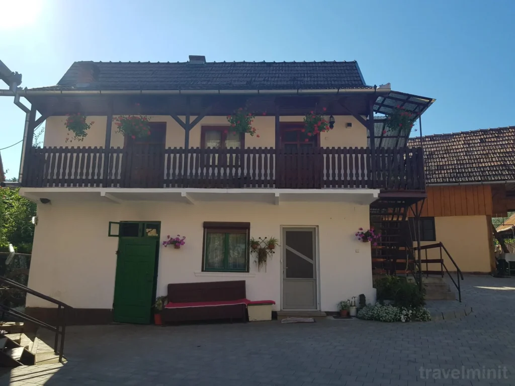 Pensiunea Pálinkás — casa și curtea