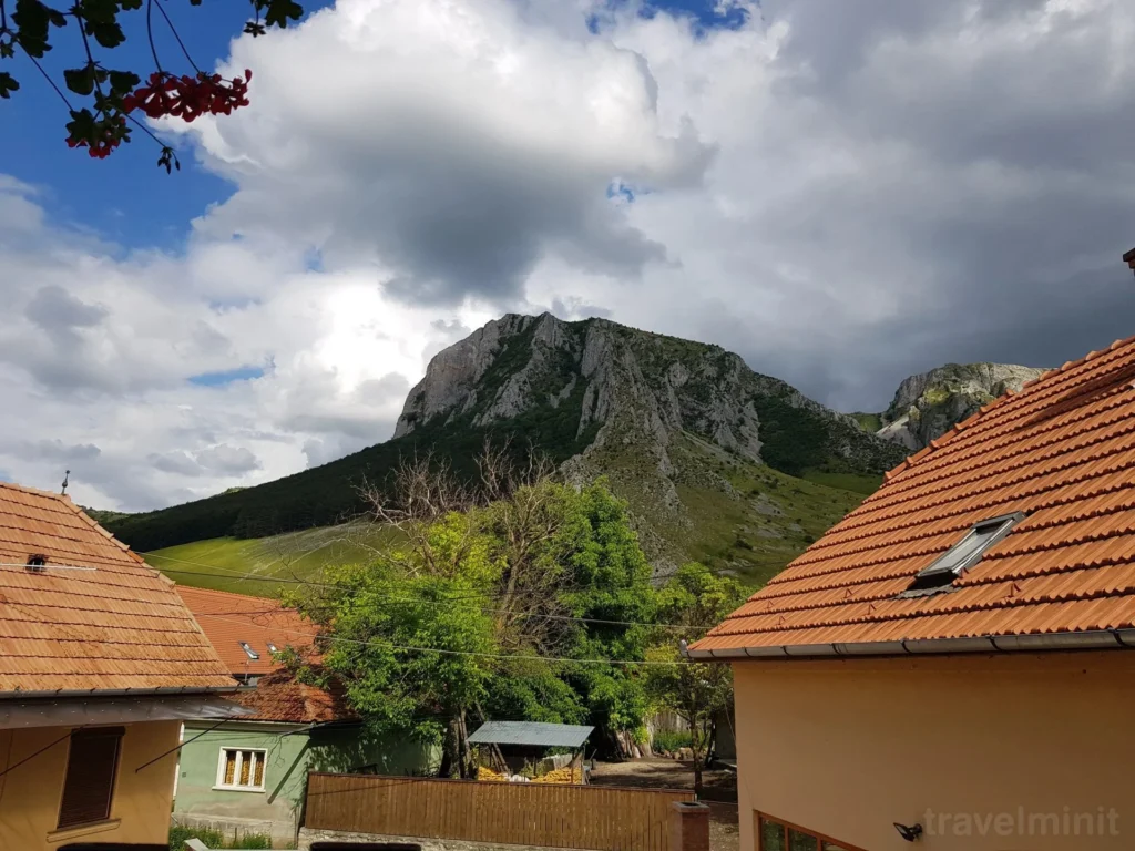 Pensiunea Pálinkás — vedere spre Piatra Secuiului