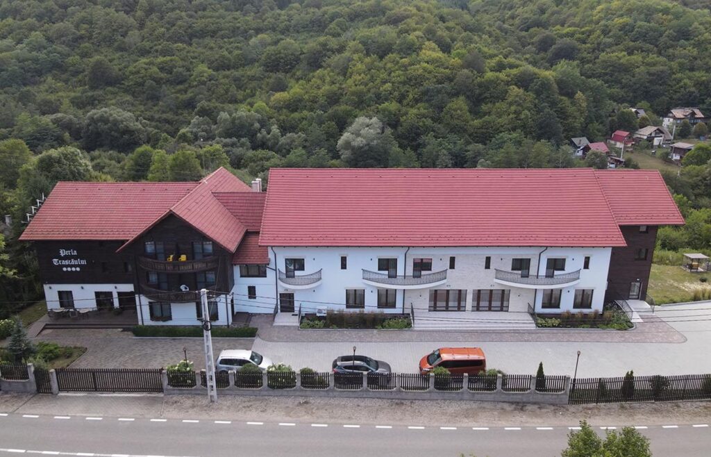 Complex Turistic Perla Trascăului — vedere aeriană a complexului
