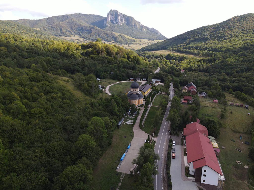 Complex Turistic Perla Trascăului — complexul în valea de sub Piatra Secuiului