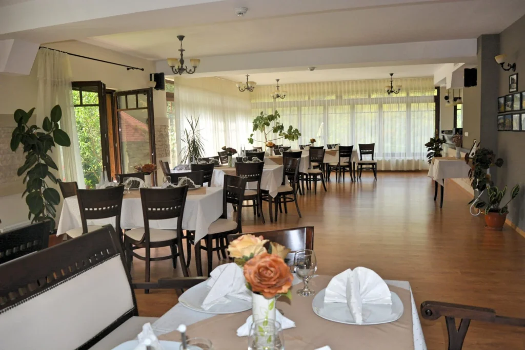 Restaurant Perla Trascăului — sala restaurantului