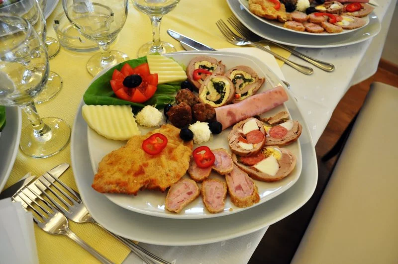 Restaurant Perla Trascăului — platou cu preparate